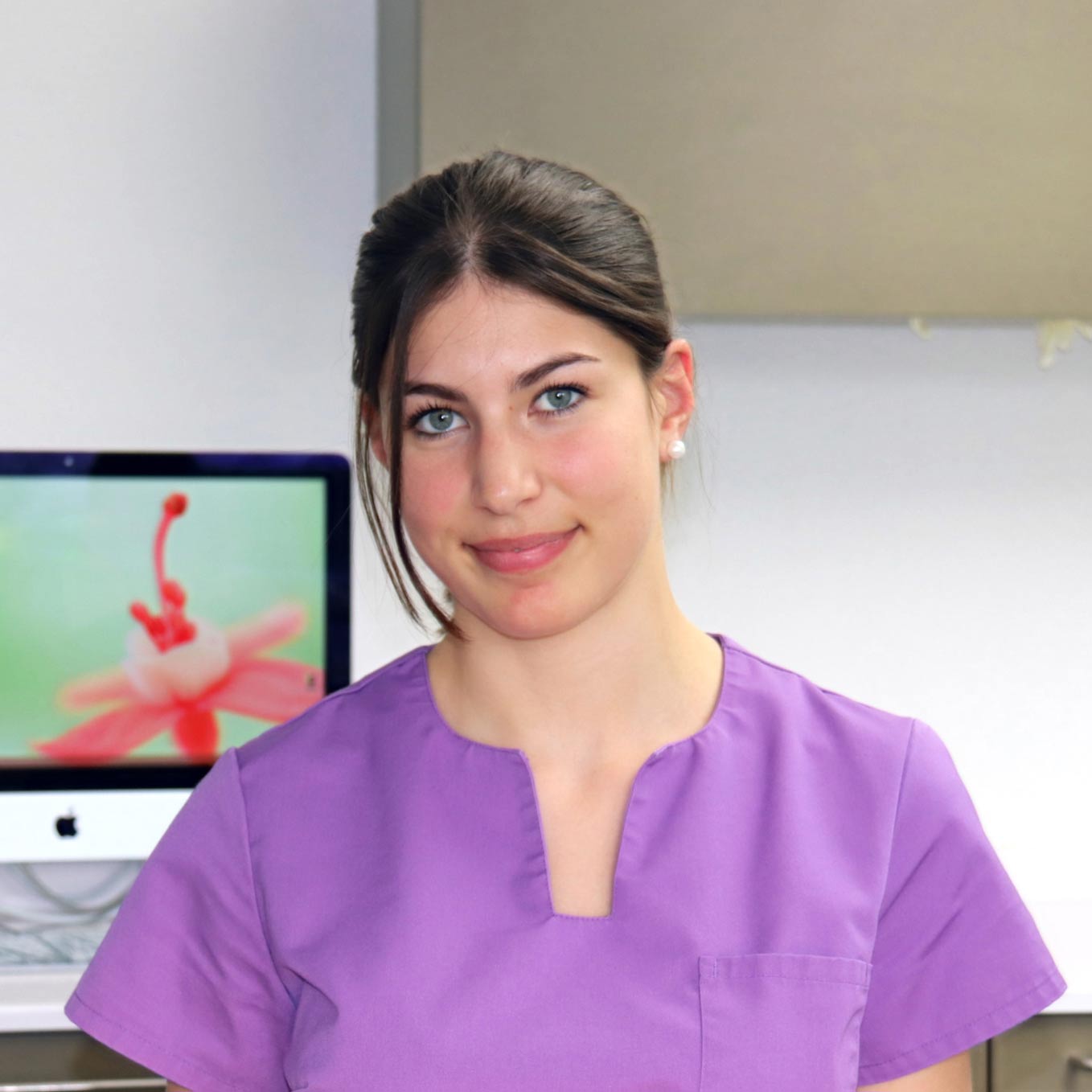 Claudia Mendes est hygiéniste dentaire à Bulle, elle pratique les détartrages et les blanchiment dentaire
