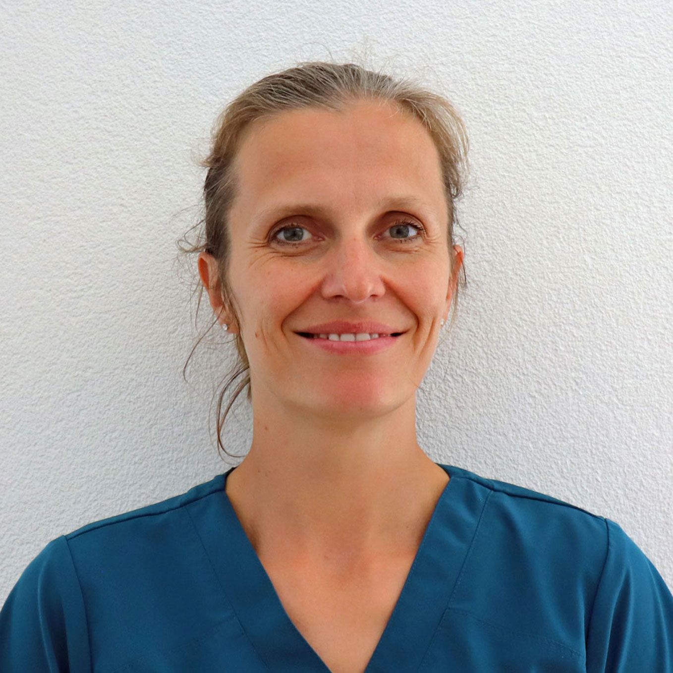 La Dr Charlotte Gazur à Bulle est une médecin-dentiste prenant les nouveaux patients, enfant et adulte ainsi que les urgences. Elle est spécialisée en hypnose dentaire et les soins esthétiques tel que les couronnes, facette dentaires.