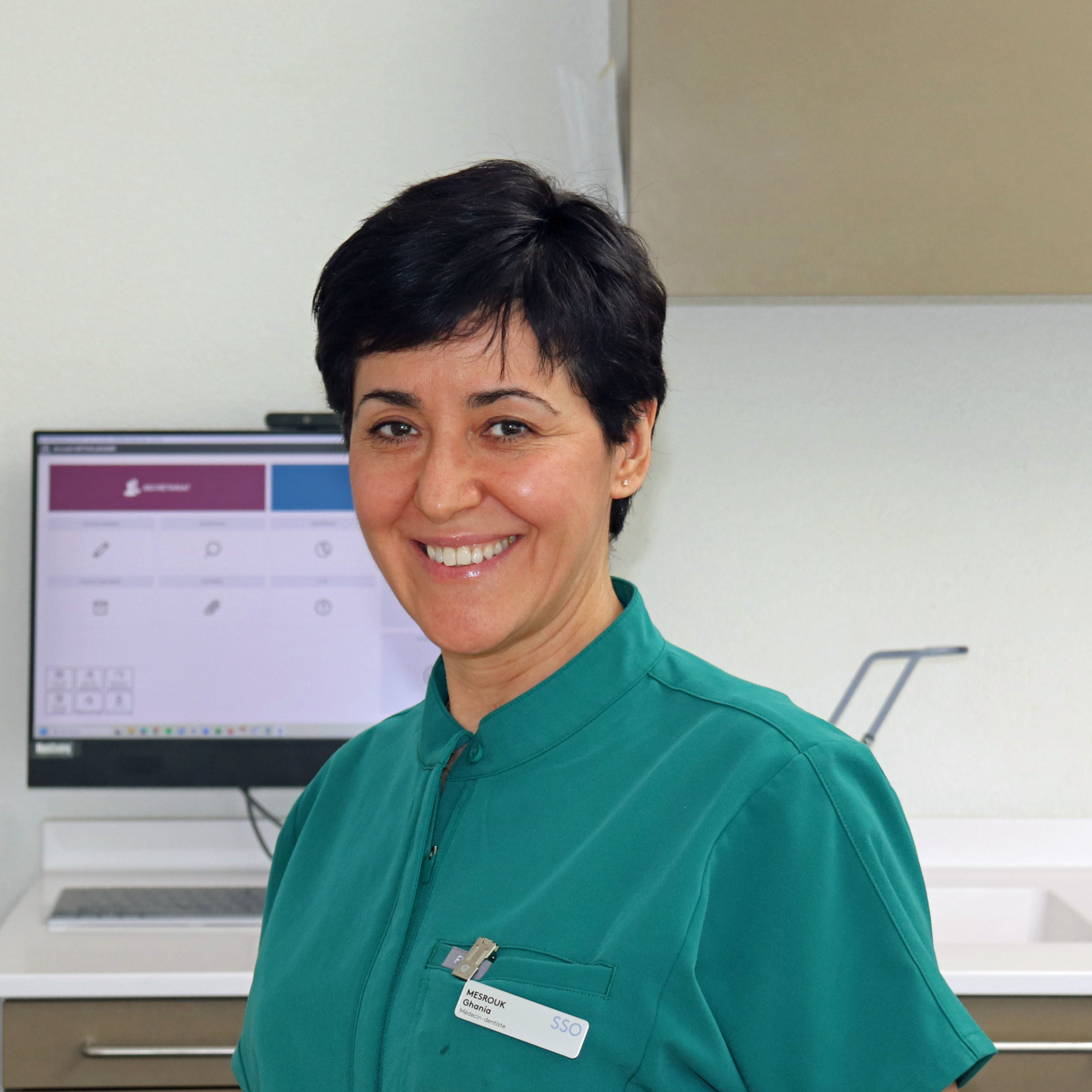 La Dr Ghania Mesrouk à Bulle est une médecin-dentiste prenant les nouveaux patients, enfant et adulte ainsi que les urgences. Elle est spécialisée dans les soins esthétiques tel que les couronnes, facette dentaires.