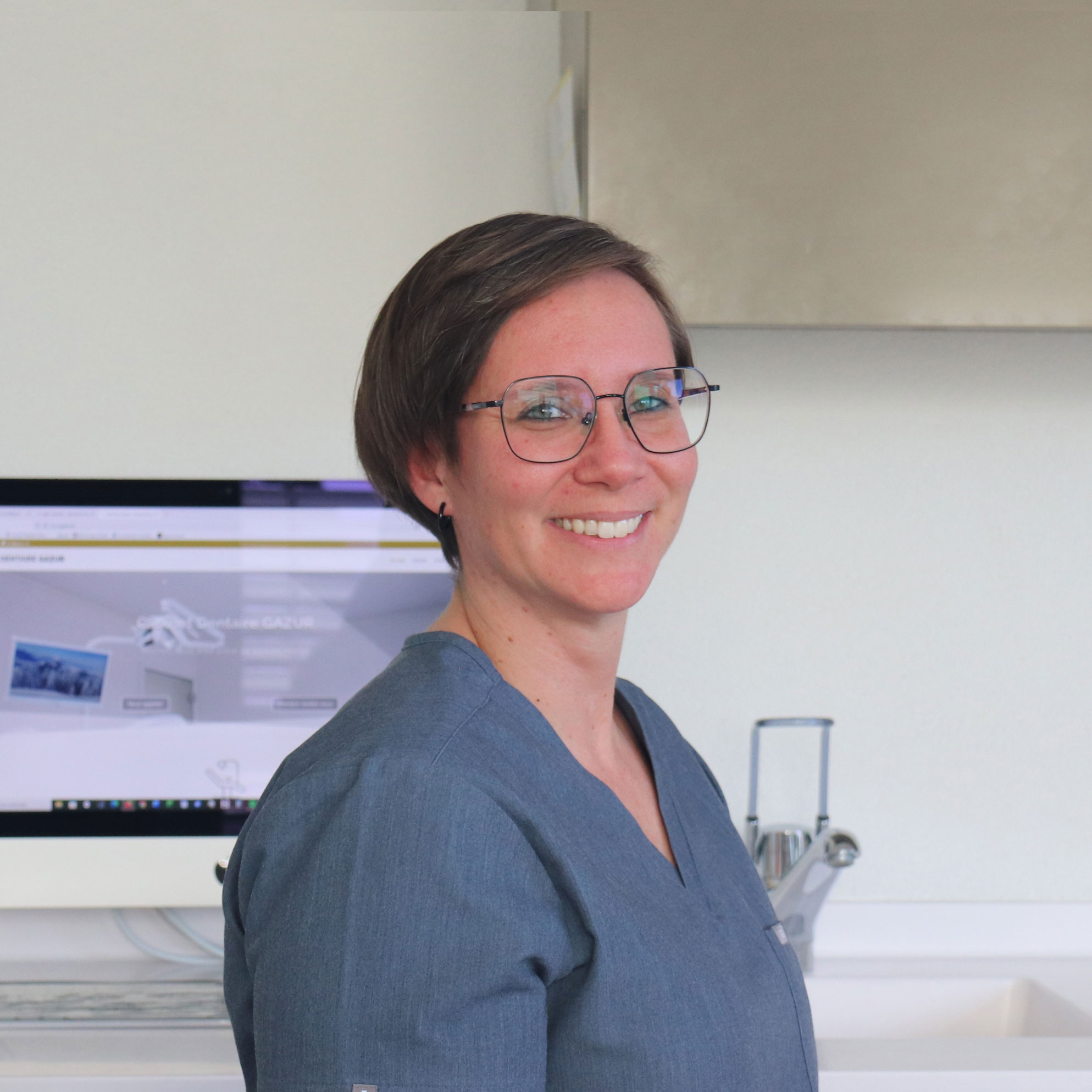 Claudia Mendes est hygiéniste dentaire à Bulle, elle pratique les détartrages et les blanchiment dentaire