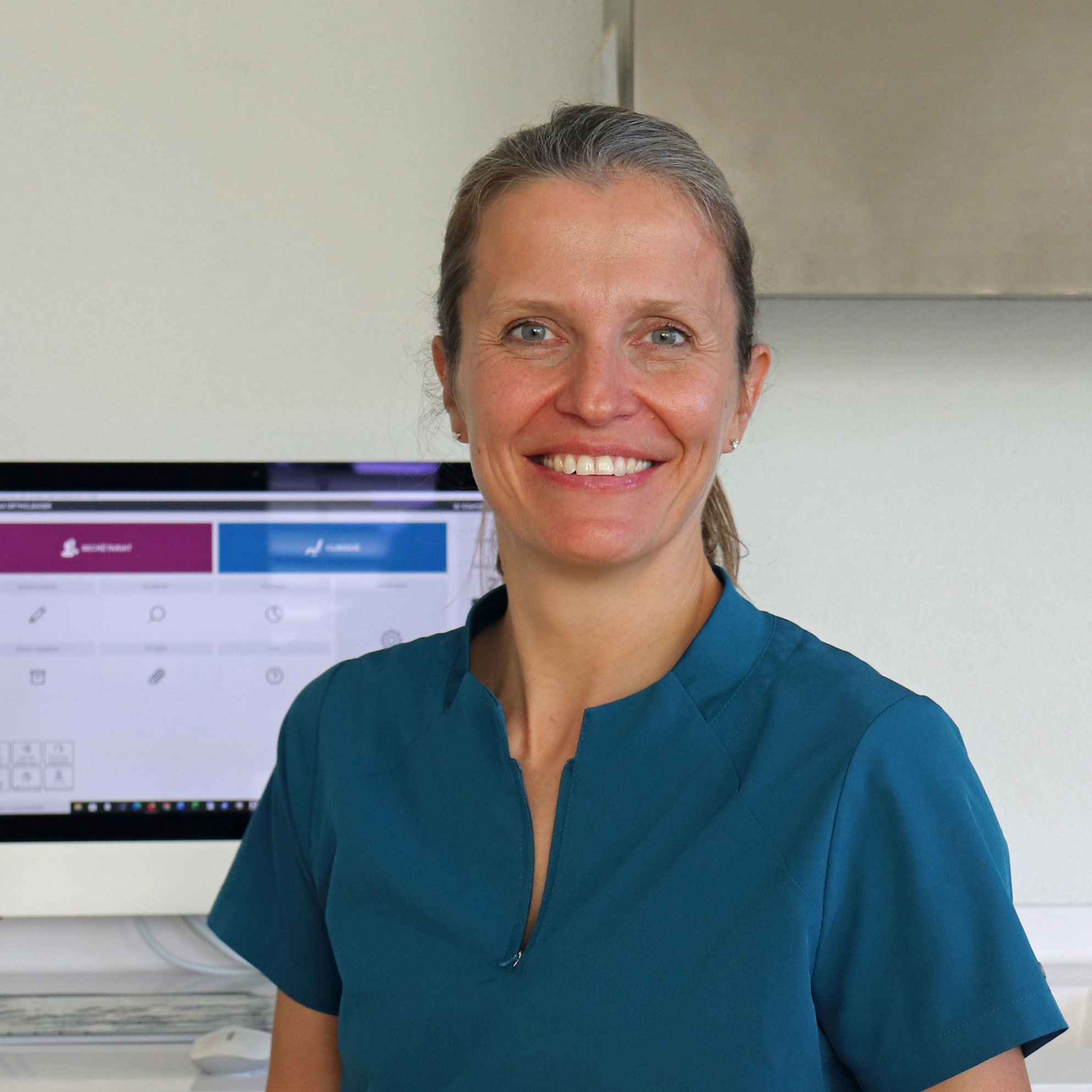 Dr-Charlotte-Gazur-Dentiste-bulle La Dr Charlotte Gazur à Bulle est une médecin-dentiste prenant les nouveaux patients, enfant et adulte ainsi que les urgences. Elle est spécialisée en hypnose dentaire et les soins esthétiques tel que les couronnes, facette dentaires.