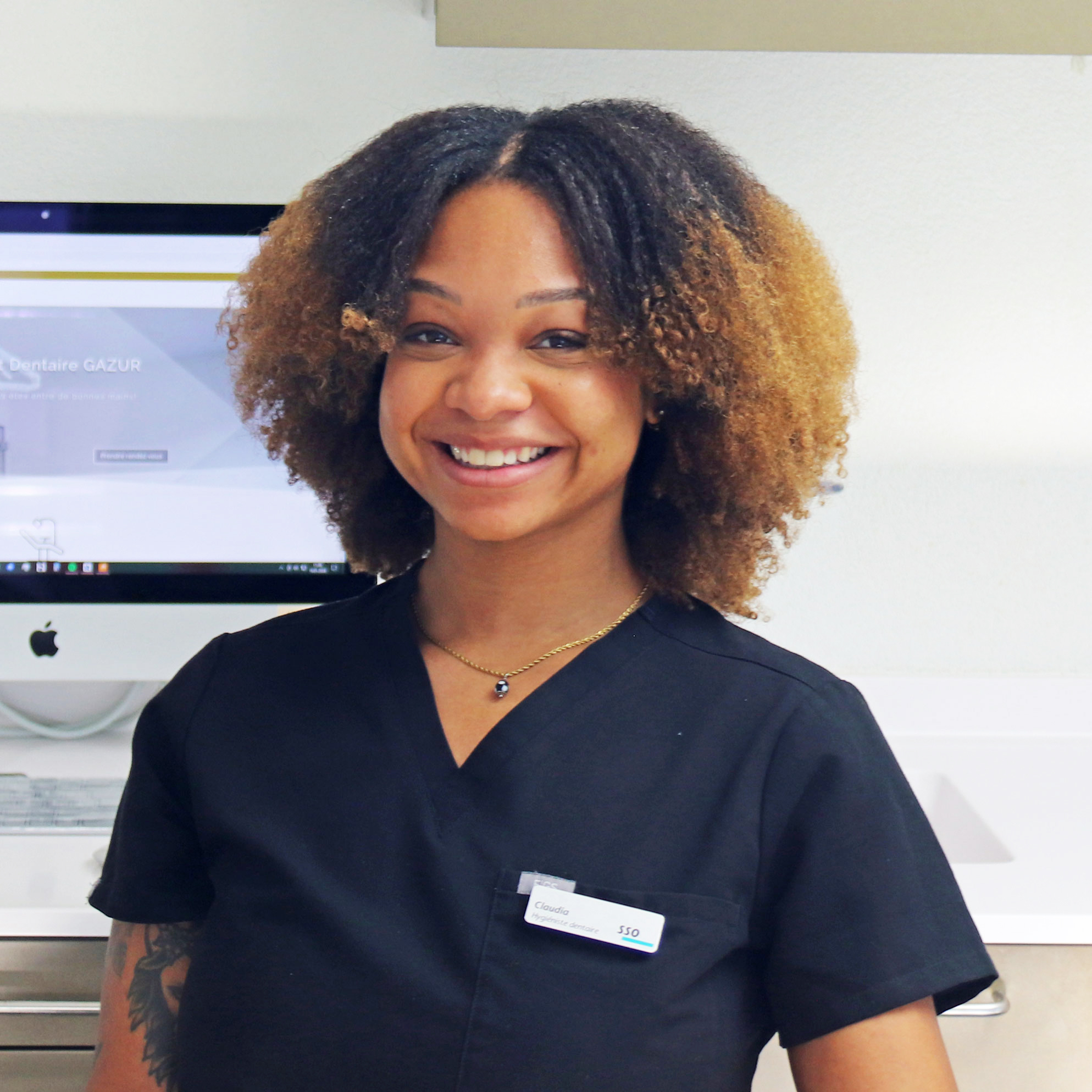 portrait-claudia-Mendes-Hygieniste-dentaire-gazur-bulle Claudia Mendes est hygiéniste dentaire à Bulle, elle pratique les détartrages et les blanchiment dentaire
