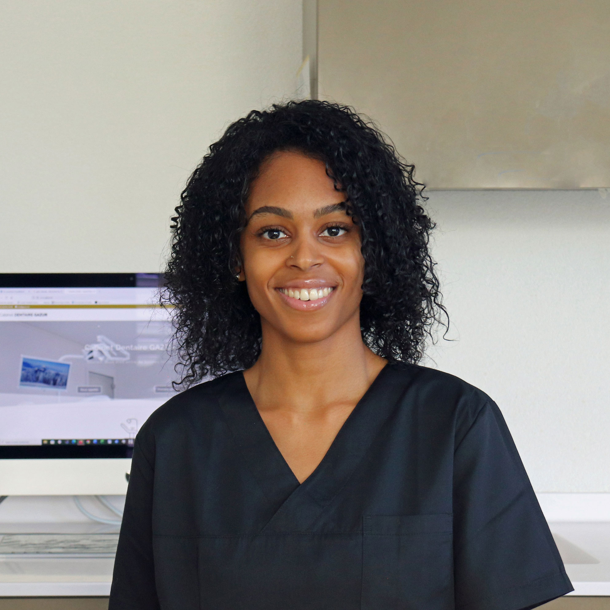 Claudia Mendes est hygiéniste dentaire à Bulle, elle pratique les détartrages et les blanchiment dentaire